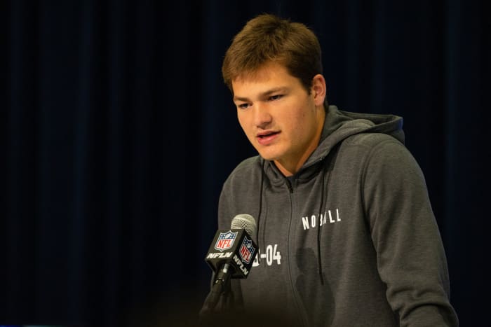 North Carolina quarterback Drake Maye has met with the Las Vegas Raiders and has respect for Coach Antonio Pierce.